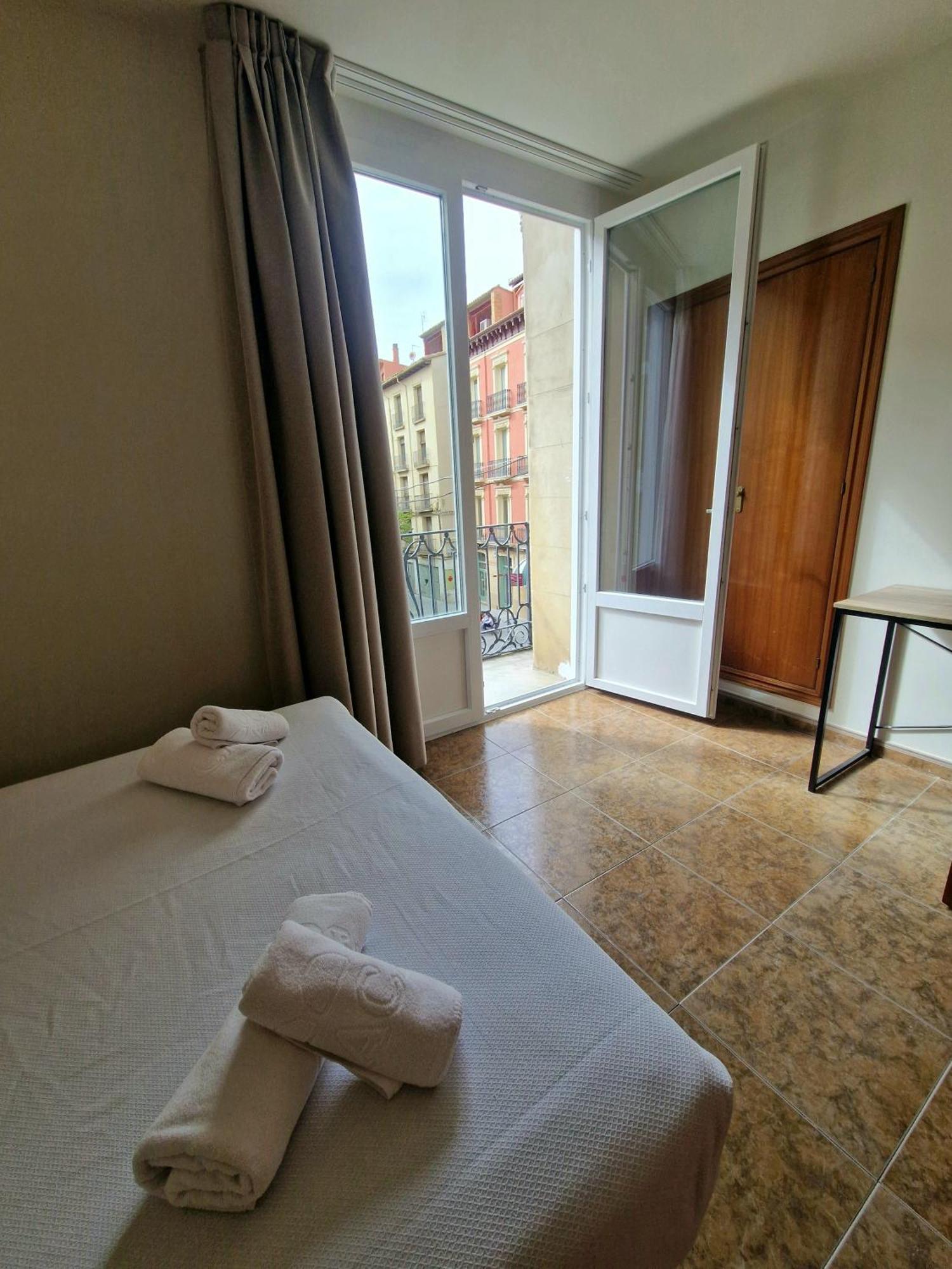 Hostal Rugaca Уэска Экстерьер фото